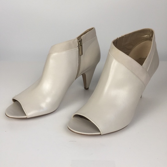 Bandolino ivory open toe boot shoe W/ 3 1/4”heel10 - Picture 5 of 7